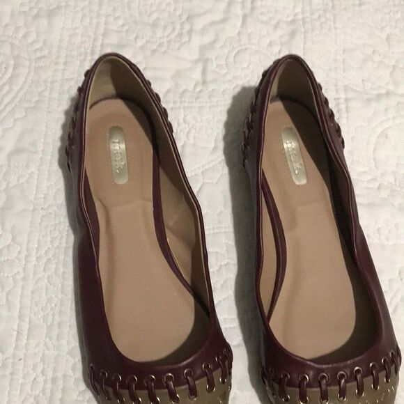 Pointed toe wine and gold flats - Picture 3 of 6